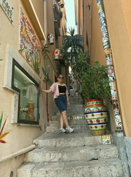 Clara, 35