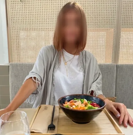 Manuela, 37